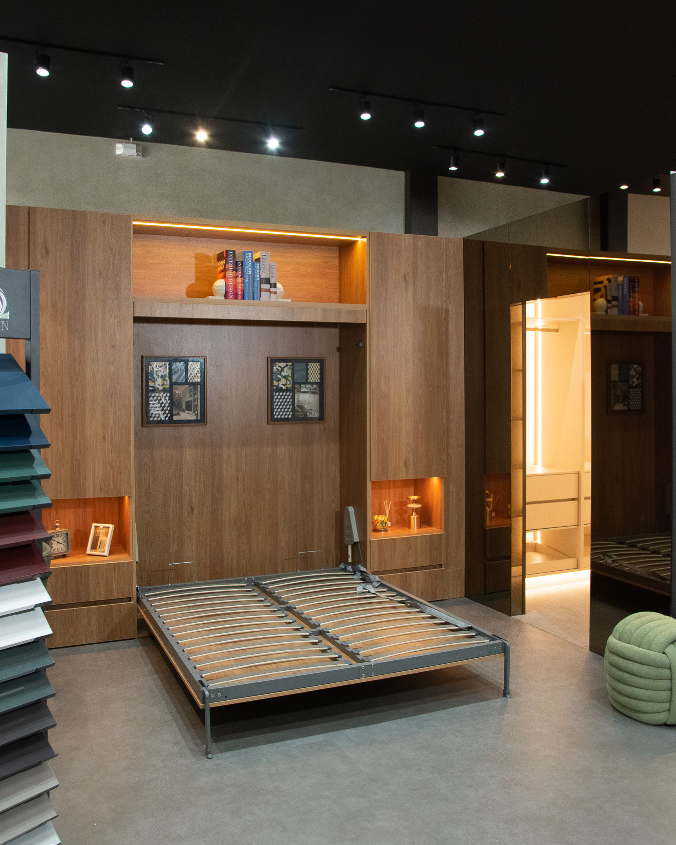 Exhibición de cama abatible y clóset en la nueva galería Reyan