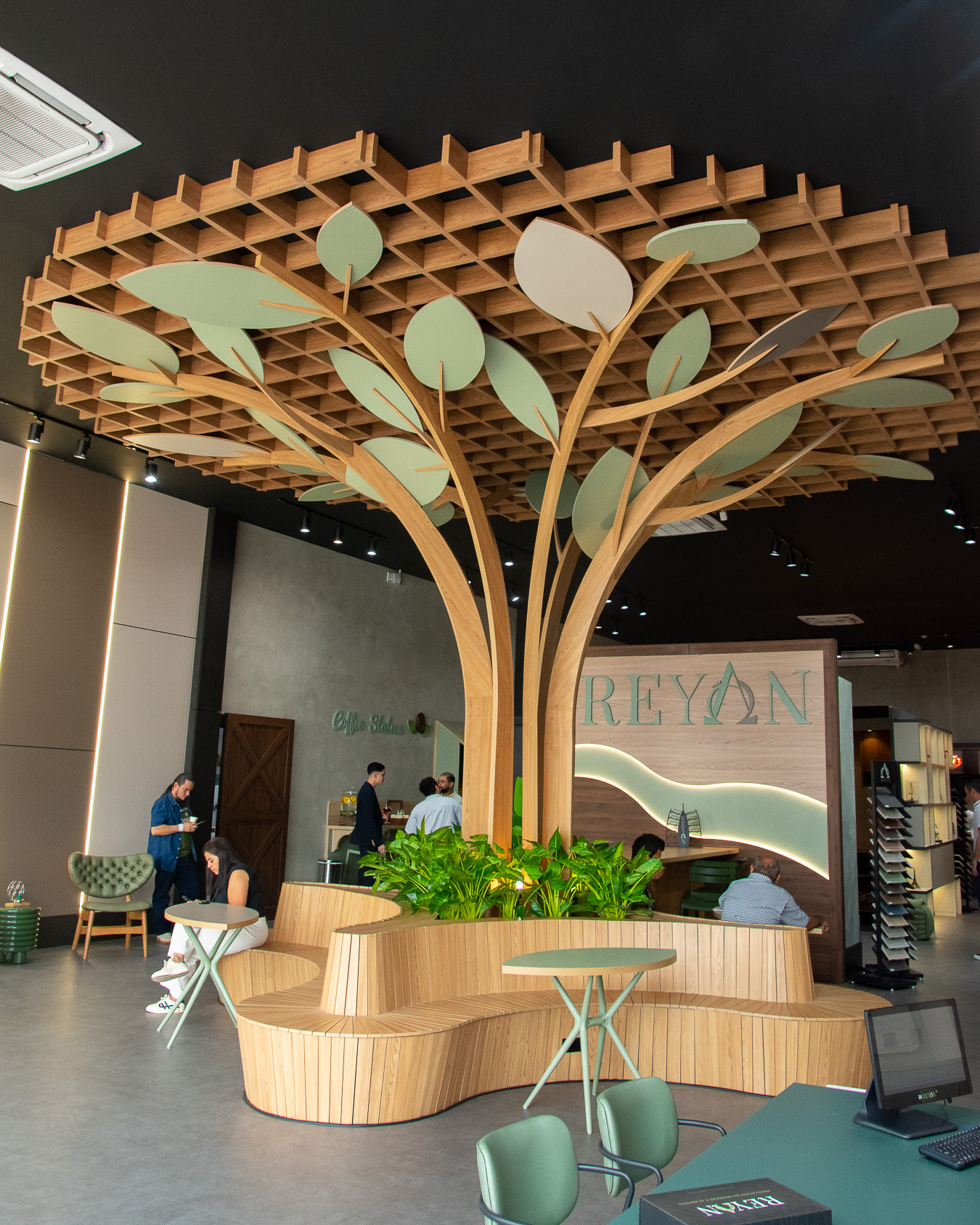 Árbol escultórico e instalación central de la galería Reyan