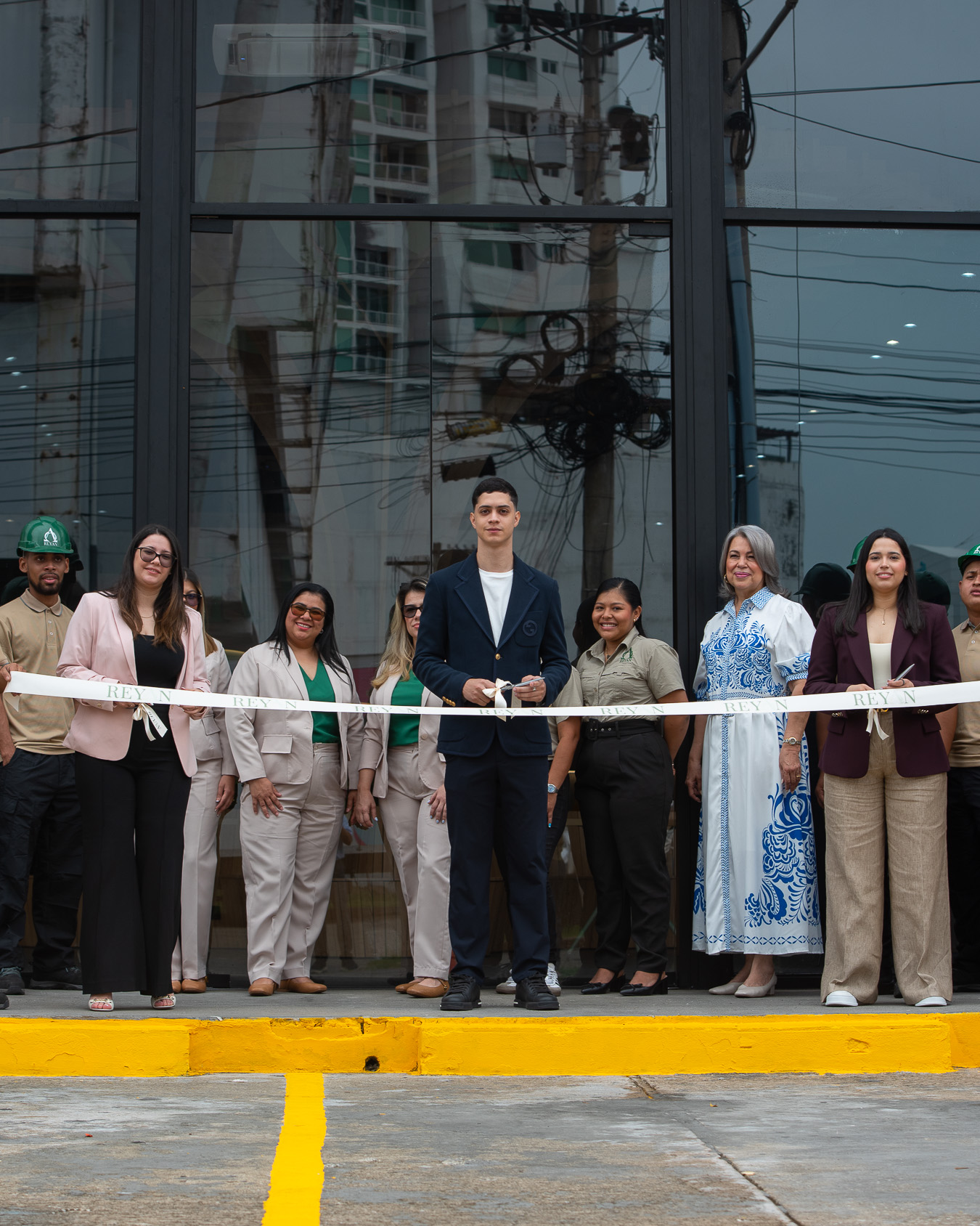 Equipo Reyan en el corte de cinta de inauguración de la nueva galería
