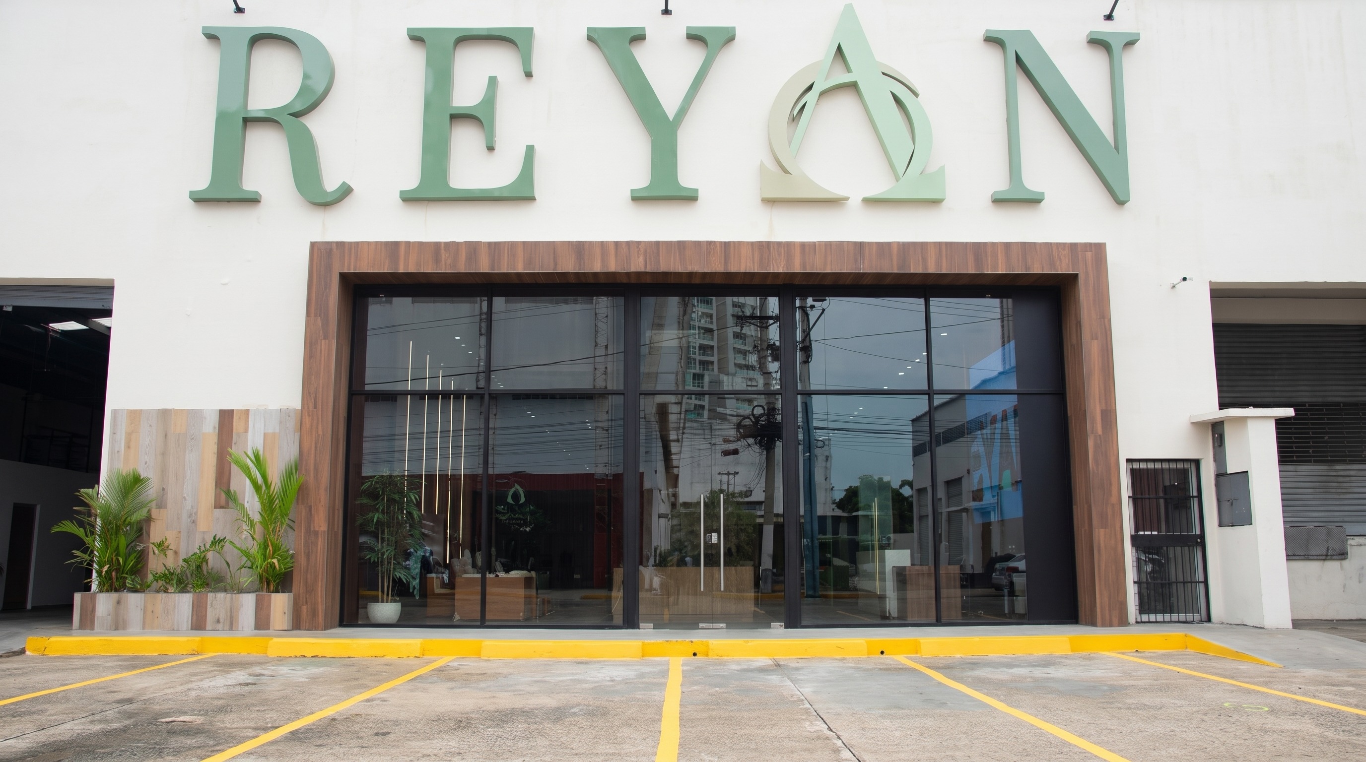 Fachada de la nueva galería Reyan en Costa del Este